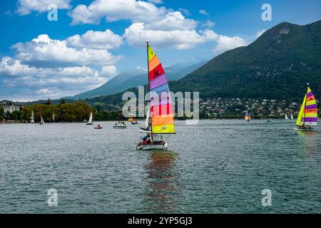 Barche a vela sul lago d'Annecy nella regione dell'Alvernia-Rhône-Alpes nel sud-est della Francia Foto Stock