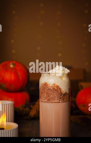 Colazione sana. Frullato di mandorle alla banana con fiocchi di cannella e avena e latte di cocco in vasetti di vetro Foto Stock