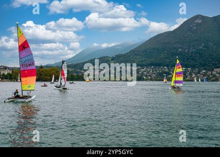 Barche a vela sul lago d'Annecy nella regione dell'Alvernia-Rhône-Alpes nel sud-est della Francia Foto Stock