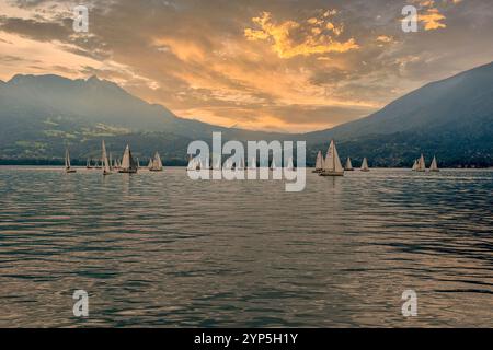 Barche a vela sul lago d'Annecy nella regione dell'Alvernia-Rhône-Alpes nel sud-est della Francia Foto Stock