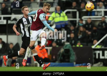Jarrod Bowen del West Ham United spara da lungo raggio durante la partita di Premier League tra Newcastle United e West Ham United al St. James's Park, Newcastle, lunedì 25 novembre 2024. (Foto: Mark Fletcher | mi News) crediti: MI News & Sport /Alamy Live News Foto Stock