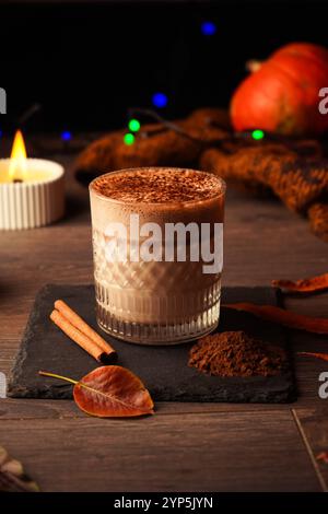 Goditi il gusto morbido del cacao. Un mix di cioccolato ricco, latte caldo e dolcezza leggera crea la bevanda più confortevole Foto Stock