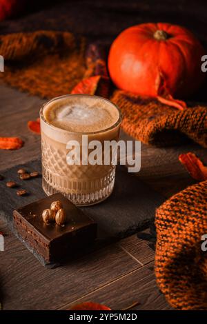 Un esclusivo latte con latte cremoso ed espresso, ricoperto da un sottile strato di schiuma per un'atmosfera da caffè perfetta Foto Stock