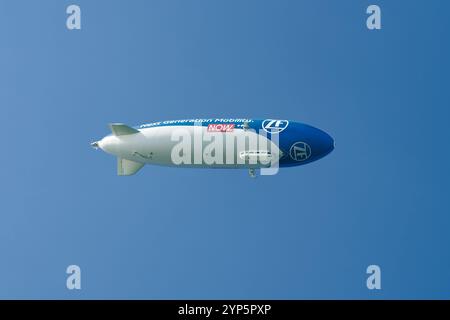 Zeppelin di ZF Friedrichshafen AG nel cielo sopra il lago di Costanza, Bodensee vicino a Friedrichshafen in Germania Foto Stock