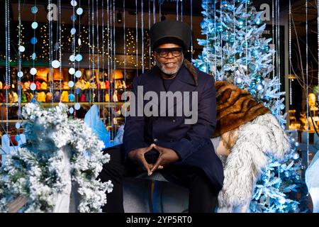 Jazzie B, fondatore di USE ONLY Soul II Soul, DJ britannico e produttore musicale, lancia l'albero di Natale e lo spettacolo di luci di Camden Market, che segna l'inizio di una selezione di cinque settimane di attività festive. Data foto: Giovedì 28 novembre 2024. Foto Stock