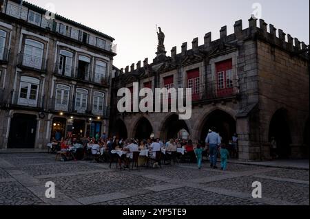 Cena all'aperto nella piazza storica di Guimaraes durante i festival della città al tramonto Foto Stock