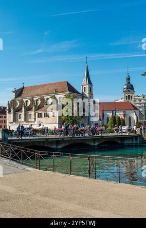 La barca da diporto è ormeggiata lungo l'insenatura dove il lago d'Annecy si immette nel fiume Thiou ad Annecy, una città nella regione meridionale dell'Alvernia-Rhône-Alpes Foto Stock