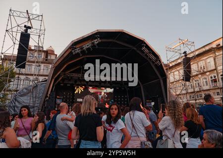 Folle eccitate si riuniscono in un palco di concerti all'aperto durante i festival della città di Guimarães Foto Stock