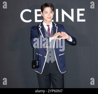 Seoul, Corea del Sud. 28 novembre 2024. L'attore sudcoreano Park Bo-gum partecipa a una chiamata fotografica per l'evento aperto di punta di Celine Cheongdam a Seoul, Corea del Sud, il 28 novembre 2024. (Foto di Lee Young-ho/Sipa USA) credito: SIPA USA/Alamy Live News Foto Stock