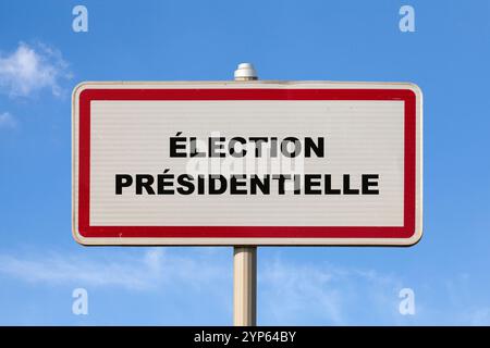 Un cartello di ingresso francese contro un cielo blu con al centro la scritta "élection présidentielle", che in inglese significa "elezioni presidenziali" Foto Stock