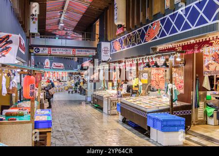 KANAZAWA, GIAPPONE - 17 GENNAIO 2017: Gli amanti dello shopping al mattino presto sfogliano pesce fresco al mercato Omicho. Foto Stock