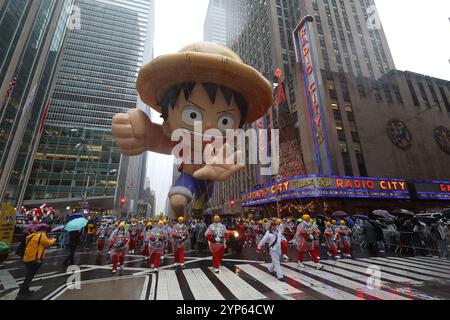 La scimmia D. Luffy si dirige lungo il percorso della sfilata durante la 98th Macy's Thanksgiving Day Parade a New York, giovedì 28 novembre 2024. Il palloncino Monkey D. Luffy è dipinto con oltre 20 colori diversi. (Foto: Gordon Donovan) Foto Stock