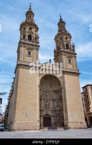 Logrono, Spagna - 26 maggio 2024: Il fronte della Cattedrale di Santa María a Logrono Foto Stock