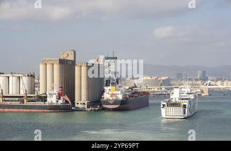 Barcellona, Catalogna, Spagna, 10 settembre 2024 Porto industriale di Barcellona dotato di silos di grano e nave da carico. Foto Stock