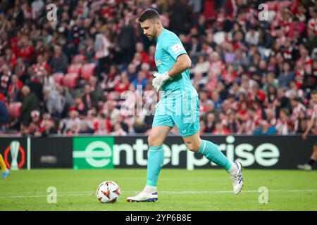 Bilbao, Spagna, 28 novembre 2024: Portiere Unai Simón (1) del Club atletico con la palla durante la partita del quinto turno di UEFA Europa League 2024-25 tra Athletic Club e IF Elfsborg il 28 novembre 2024 allo stadio San Mamés di Bilbao, Spagna. Crediti: Alberto Brevers / Alamy Live News. Foto Stock