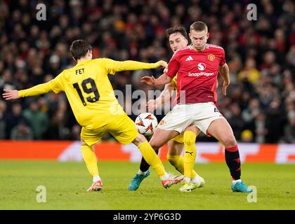 Manchester, Regno Unito. 28 novembre 2024. Matthijs de Ligt del Manchester United placcato da Sondre Brunstad FET del FK Bodo Glimt durante la partita di UEFA Europa League all'Old Trafford, Manchester. Il credito per immagini dovrebbe essere: Andrew Yates/Sportimage Credit: Sportimage Ltd/Alamy Live News Foto Stock