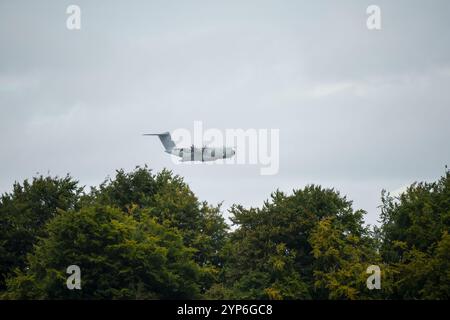 RAF Airbus A400M trasporta aeromobili in volo su una pista di atterraggio di carico a basso livello, Wiltshire UK Foto Stock