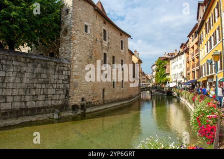 Annecy è una città alpina nel sud-est della Francia, dove il lago Annecy si immette nel fiume Thiou. Conosciuta per la sua Vieille Ville, con strade acciottolate e vento Foto Stock