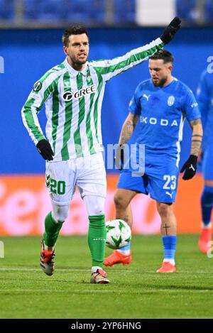 Mlada Boleslav, Repubblica Ceca. 28 novembre 2024. Giovani lo Celso (Siviglia; sinistra) gesti durante il quarto turno di UEFA Conference League: FK Mlada Boleslav vs Real Betis Balompie Sevilla, a Mlada Boleslav, Repubblica Ceca, il 28 novembre 2024. Crediti: Radek Petrasek/CTK Photo/Alamy Live News Foto Stock