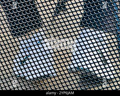 Incorniciato dal design: Sneaker Nike White attraverso Metal Grid Foto Stock