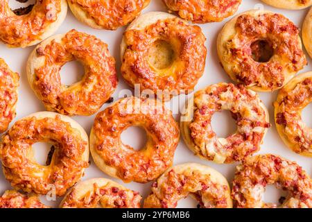 Un mini bagel per pizza. Vista dall'alto. Foto Stock