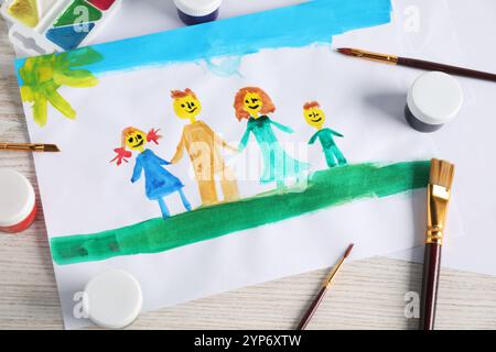 Disegno per bambini di una famiglia felice e provviste su un tavolo in legno, vista dall'alto Foto Stock