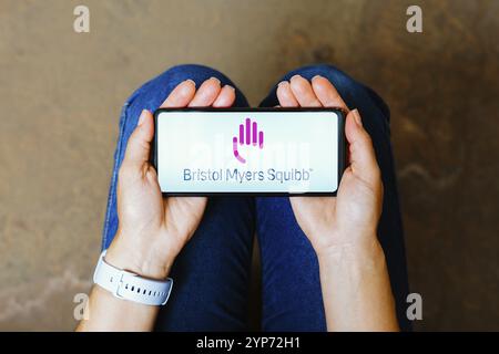 In questa immagine, il logo Bristol Myers Squibb (BMS) viene visualizzato sullo schermo di uno smartphone Foto Stock
