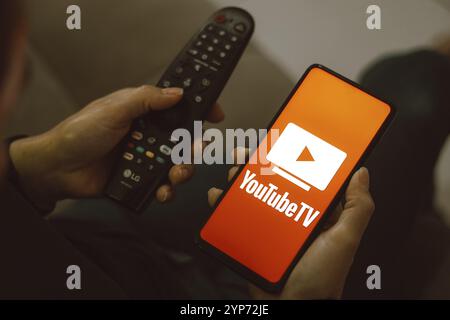 In questa immagine, il logo YouTube TV visualizzato su uno smartphone Foto Stock