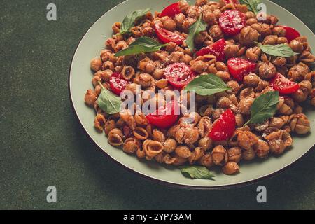 Pasta toscana con paprika affumicata e basilico, parmigiano, cucina tradizionale italiana Foto Stock