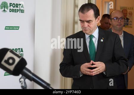 Bucarest, Romania. 28 novembre 2024: Il candidato presidenziale Ludovic Orban, presidente del partito Force of the Right (FD), tiene una conferenza stampa che accusa il Partito socialdemocratico (PSD) di "cercare di truffare le elezioni presidenziali attraverso la Corte costituzionale (CCR)" a seguito della decisione del CCR di riconsiderare i voti del primo turno. Contesto: Orban aveva già dichiarato di ritirarsi dalla gara a favore della candidata al secondo posto, Elena Lasconi. Il candidato del Partito Conservatore Nazionale rumeno, Cristian Terhes, riferì alla Corte costituzionale che alcuni dei voti erano stati espressi Foto Stock