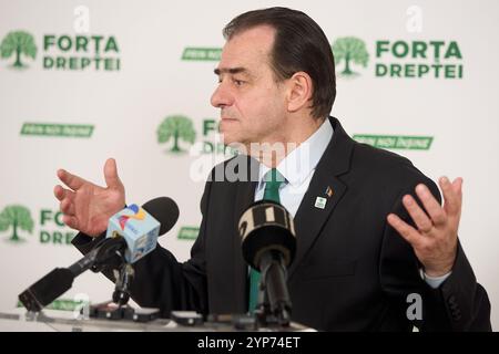 Bucarest, Romania. 28 novembre 2024: Il candidato presidenziale Ludovic Orban, presidente del partito Force of the Right (FD), tiene una conferenza stampa che accusa il Partito socialdemocratico (PSD) di "cercare di truffare le elezioni presidenziali attraverso la Corte costituzionale (CCR)" a seguito della decisione del CCR di riconsiderare i voti del primo turno. Contesto: Orban aveva già dichiarato di ritirarsi dalla gara a favore della candidata al secondo posto, Elena Lasconi. Il candidato del Partito Conservatore Nazionale rumeno, Cristian Terhes, riferì alla Corte costituzionale che alcuni dei voti erano stati espressi Foto Stock