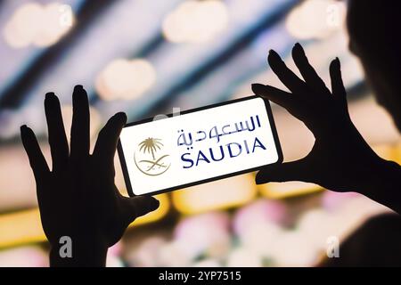 In questa immagine, il logo Saudia viene visualizzato sullo schermo di uno smartphone Foto Stock