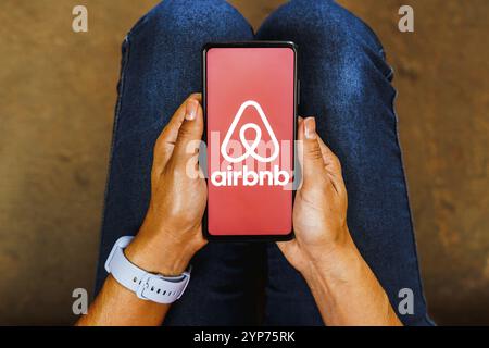 In questa immagine, il logo Airbnb viene visualizzato sullo schermo di uno smartphone Foto Stock