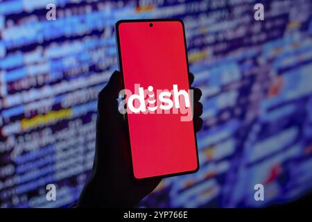 In questa immagine, il logo Dish Network Corporation viene visualizzato sullo schermo di uno smartphone Foto Stock