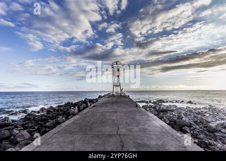 Molo e faro a Saint Pierre, isola la Reunion, Oceano Indiano, 26 aprile 2016, Saint Pierre, Francia, Europa Foto Stock