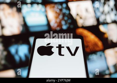 In questa immagine, il logo Apple TV viene visualizzato sullo schermo dello smartphone Foto Stock