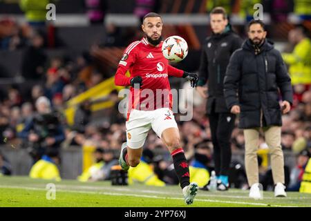 Manchester, Regno Unito. 28 novembre 2024. Old Trafford MANCHESTER, INGHILTERRA - NOVEMBRE 28: Noussair Mazraoui del Manchester United corre con la palla durante la fase MD5 di UEFA Europa League 2024/25 tra Manchester United e FK Bodo/Glimt all'Old Trafford il 28 novembre 2024 a Manchester, Inghilterra. (Richard Callis/SPP) credito: SPP Sport Press Photo. /Alamy Live News Foto Stock