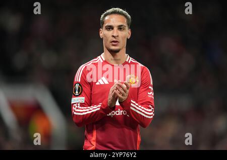 Antony del Manchester United applaude i tifosi mentre viene sostituito durante la partita di UEFA Europa League, di campionato a Old Trafford, Manchester. Data foto: Giovedì 28 novembre 2024. Foto Stock