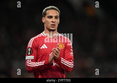 Antony del Manchester United applaude i tifosi mentre viene sostituito durante la partita di UEFA Europa League, di campionato a Old Trafford, Manchester. Data foto: Giovedì 28 novembre 2024. Foto Stock