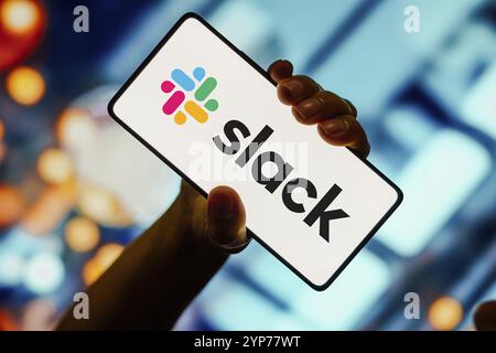 In questa immagine, il logo Slack viene visualizzato sullo schermo di uno smartphone Foto Stock