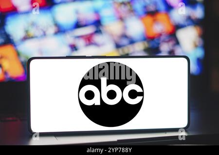 In questa immagine, il logo American Broadcasting Company (ABC) viene visualizzato sullo schermo di uno smartphone Foto Stock