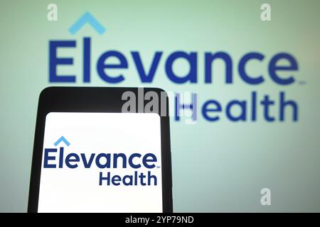 In questa immagine, il logo Elevance Health viene visualizzato sullo schermo di uno smartphone e sullo sfondo Foto Stock
