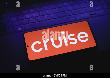 In questa immagine, il logo Cruise LLC viene visualizzato sullo schermo di uno smartphone Foto Stock