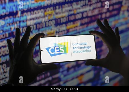 In questa immagine, il logo CES (Consumer Electronics Show) viene visualizzato sullo schermo di uno smartphone Foto Stock