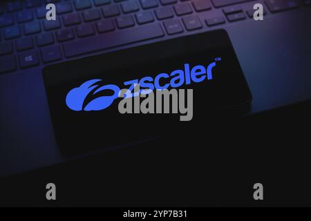In questa immagine, il logo Zscaler viene visualizzato sullo schermo di uno smartphone Foto Stock