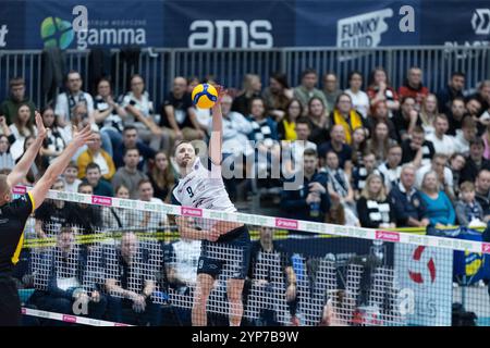 Varsavia, Polonia. 28 novembre 2024. Bartłomiej Bołądź attacca la palla. Crediti: Bartlomiej Wisniewski/Cyberfocus/Alamy Live News Foto Stock