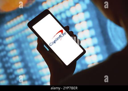 In questa immagine, il logo Capital One Financial viene visualizzato sullo schermo di uno smartphone Foto Stock