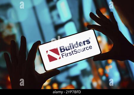 In questa immagine, il logo Builders FirstSource viene visualizzato sullo schermo di uno smartphone Foto Stock