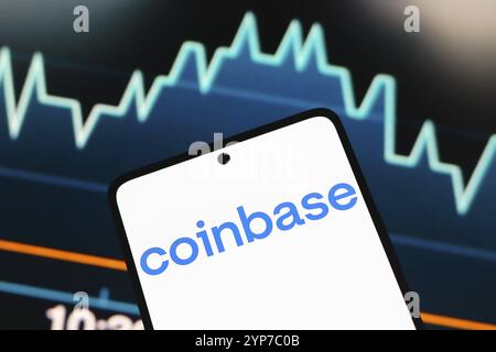 In questa immagine, il logo Coinbase viene visualizzato sullo schermo di uno smartphone Foto Stock