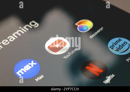 In questa immagine, il logo dell'app Max, YouTube, Discovery, Netflix e prime Video viene visualizzato sullo schermo di uno smartphone Foto Stock